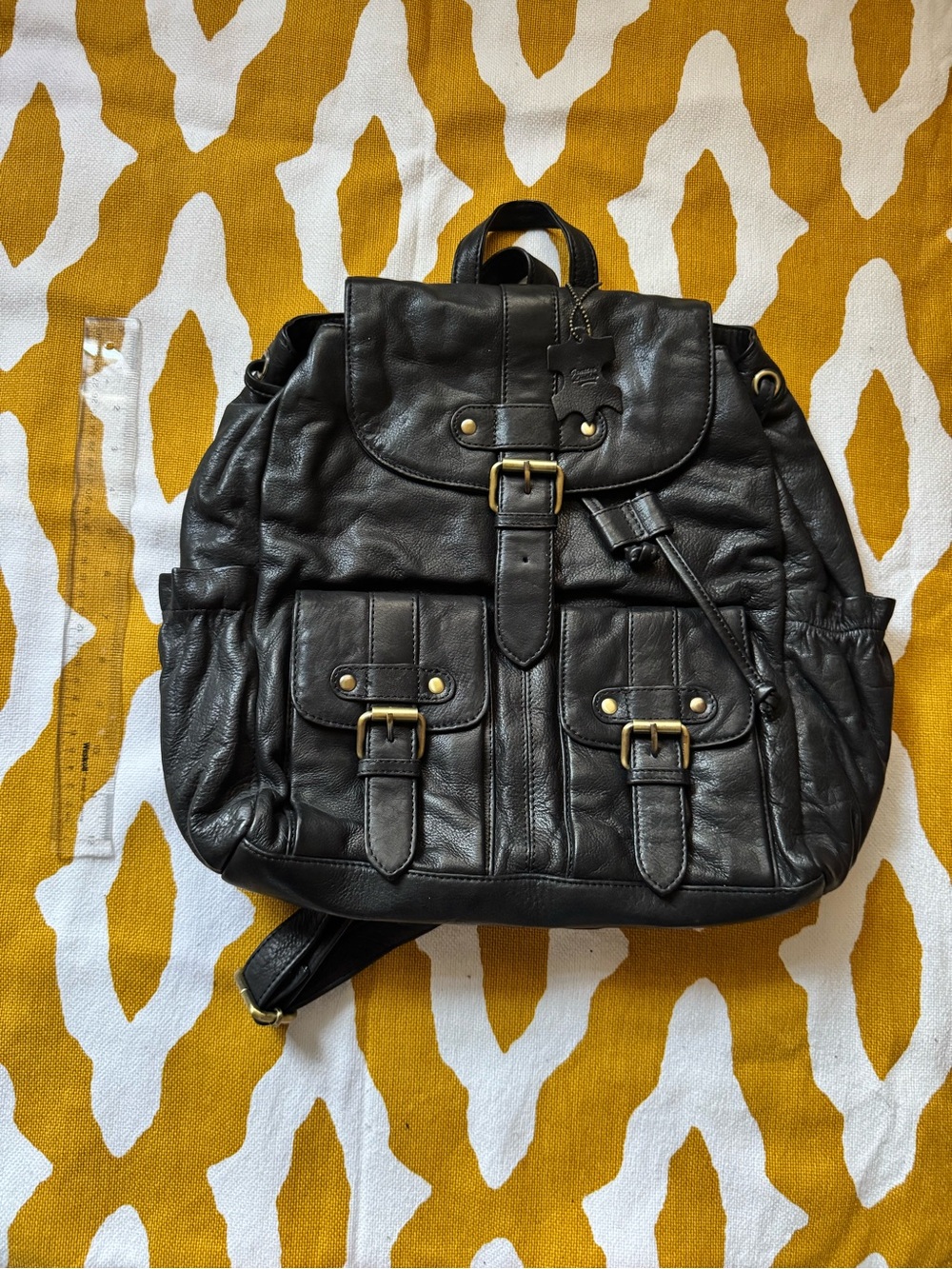 sorpresa! Black leather backpack